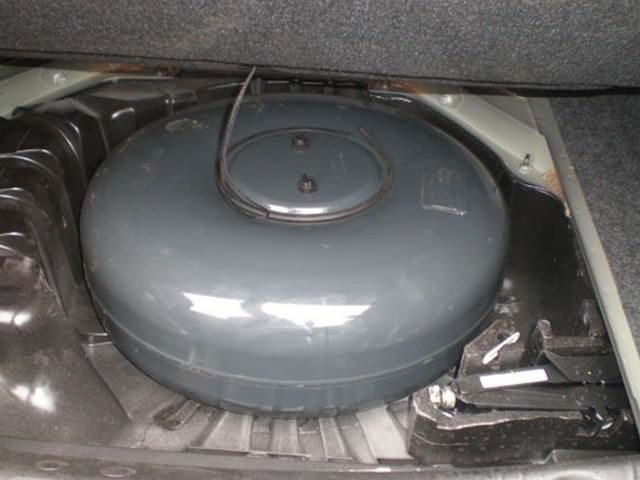 Тороидальный баллон 54 л, установленный в багажнике Рено Меган на месте запасного колеса
