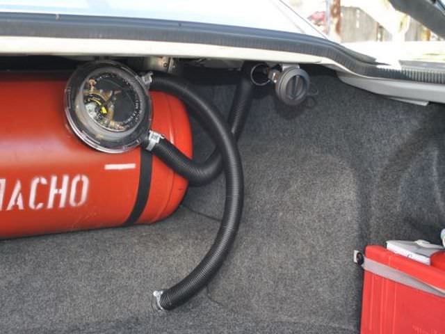 ГБО 4 поколения, баллон газа установлен в багажнике автомобиля