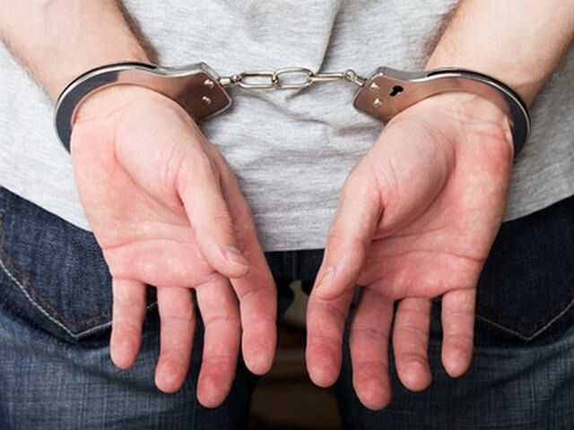 Задержанный человек в наручниках